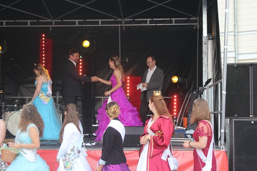 Weinprinzessin Shantel I. gekr&ouml;nt