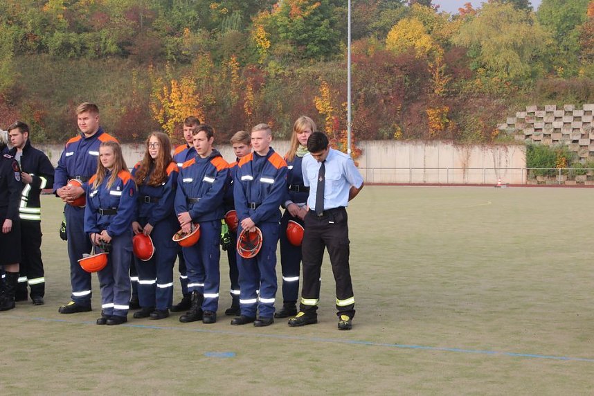 Leistungsspange von jungen Feuerwehrleuten erk&auml;mpft