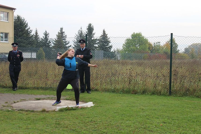 Leistungsspange von jungen Feuerwehrleuten erk&auml;mpft