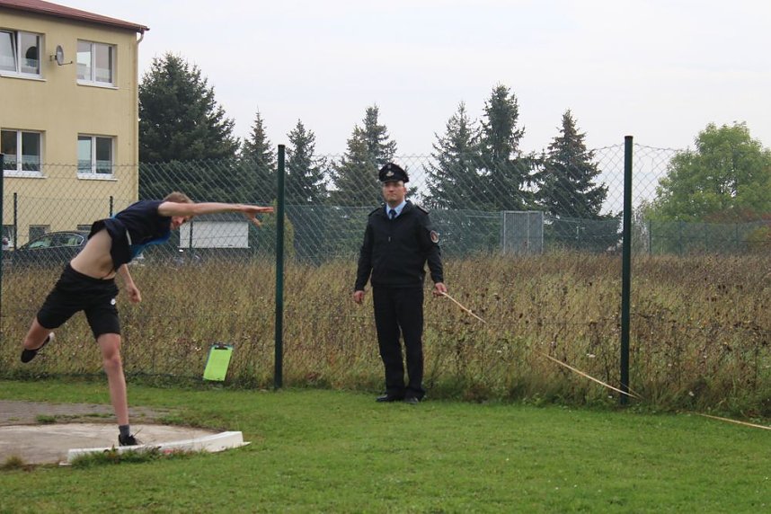 Leistungsspange von jungen Feuerwehrleuten erk&auml;mpft