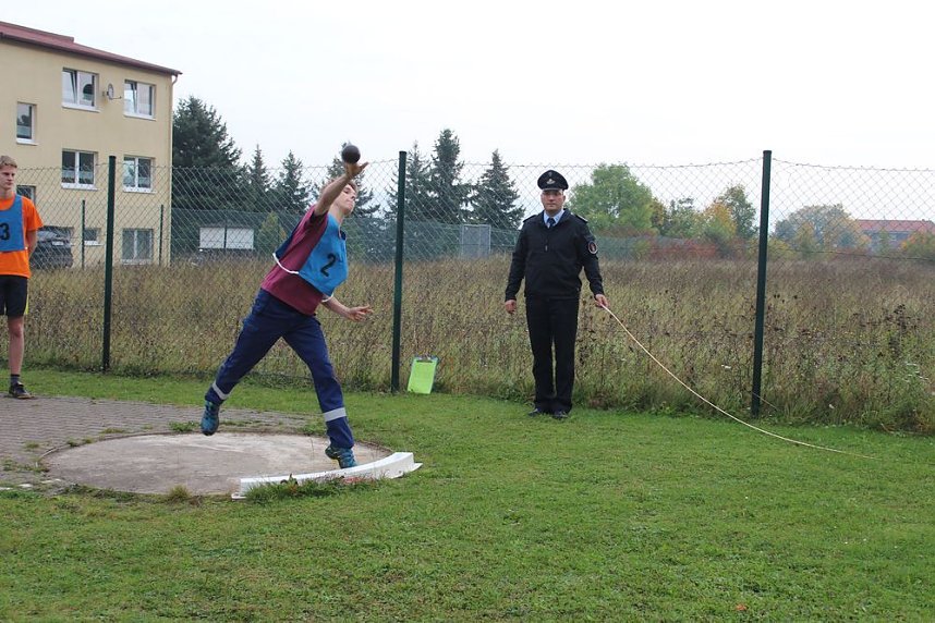 Leistungsspange von jungen Feuerwehrleuten erk&auml;mpft