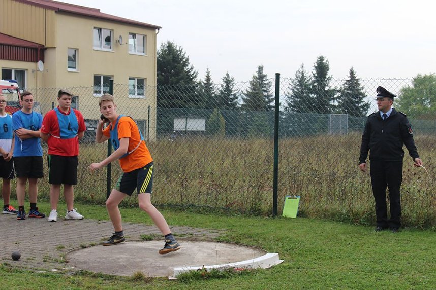 Leistungsspange von jungen Feuerwehrleuten erk&auml;mpft
