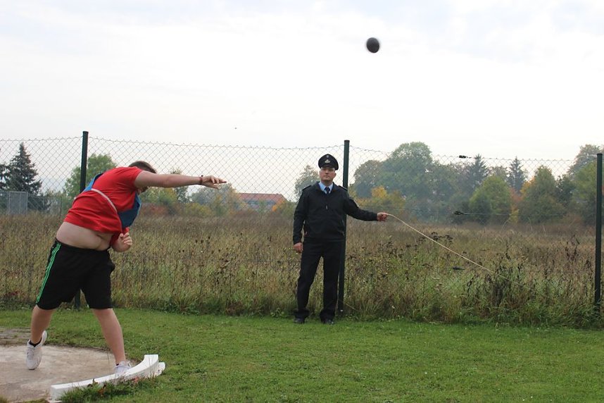 Leistungsspange von jungen Feuerwehrleuten erk&auml;mpft