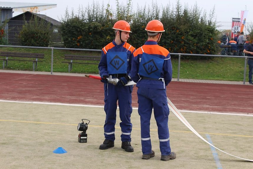 Leistungsspange von jungen Feuerwehrleuten erk&auml;mpft