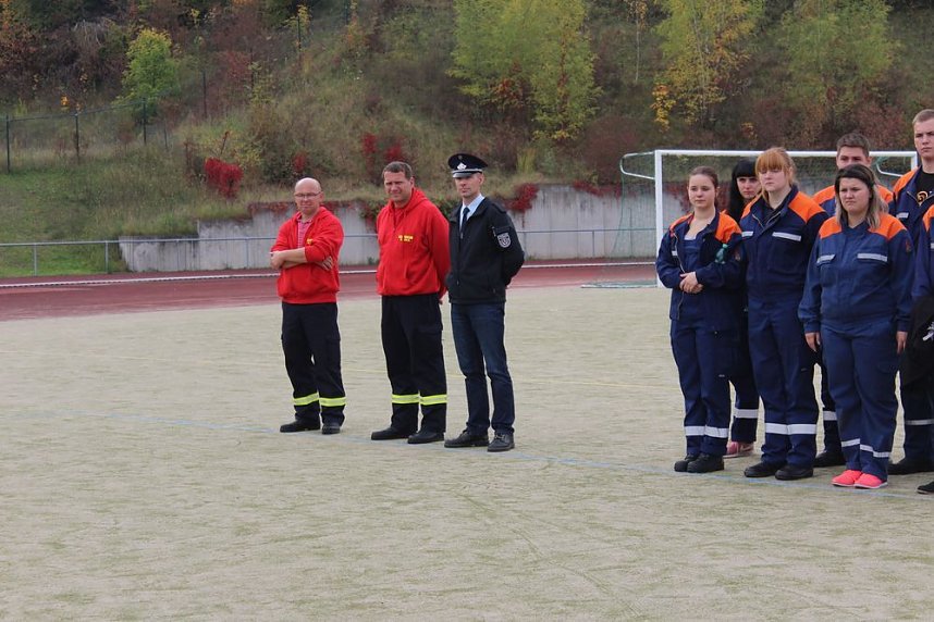 Leistungsspange von jungen Feuerwehrleuten erk&auml;mpft