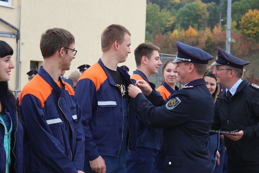 Leistungsspange von jungen Feuerwehrleuten erk&auml;mpft