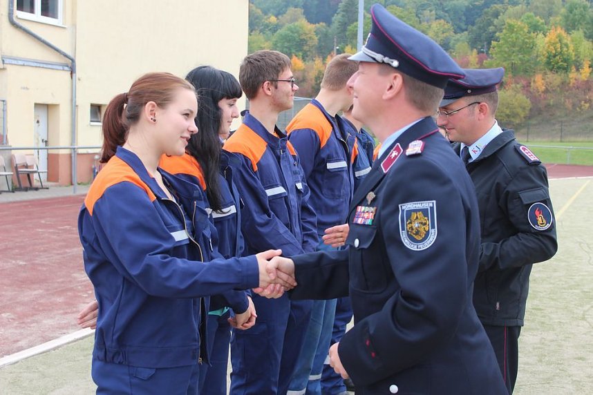 Leistungsspange von jungen Feuerwehrleuten erk&auml;mpft