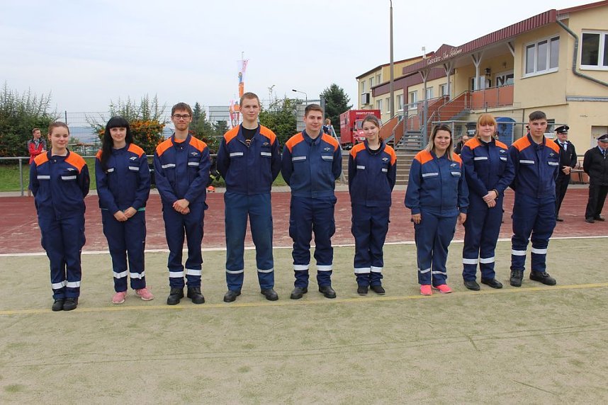 Leistungsspange von jungen Feuerwehrleuten erk&auml;mpft
