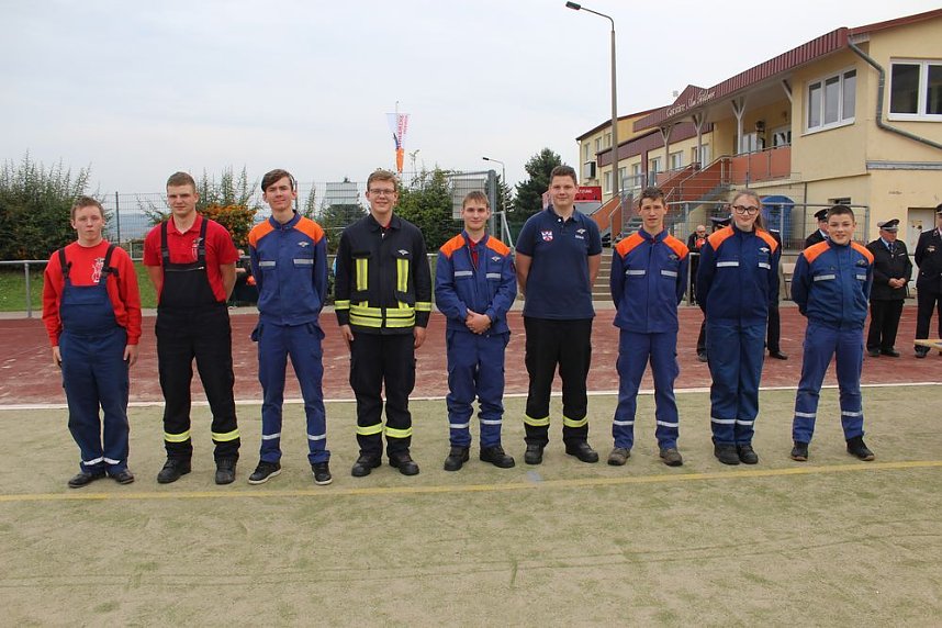 Leistungsspange von jungen Feuerwehrleuten erk&auml;mpft