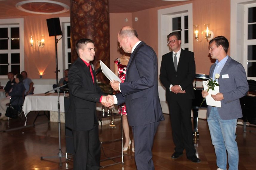  Ausgezeichnete Pr&uuml;fungsleistungen belohnt