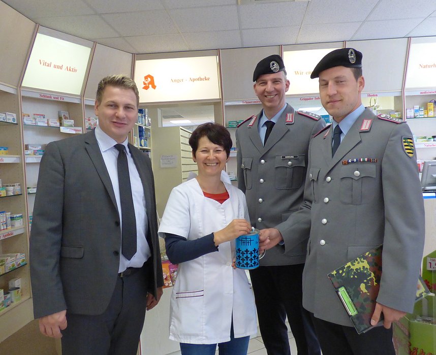 Soldaten sammeln f&uuml;r die Kriegsgr&auml;berf&uuml;rsorge