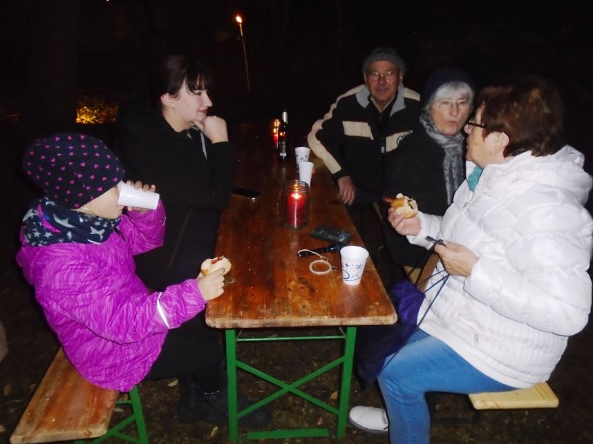 Bei Bratwurst und Gl&uuml;hwein    