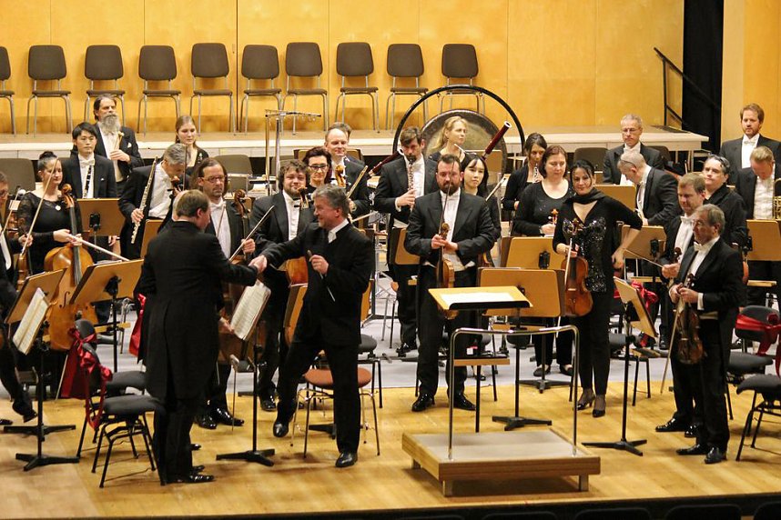 Urauff&uuml;hrung mit neuen St&uuml;hlen