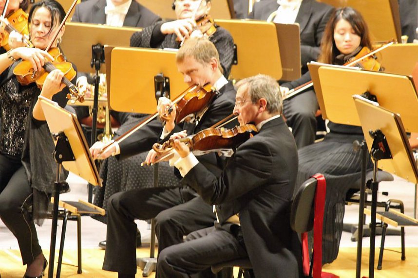 Urauff&uuml;hrung mit neuen St&uuml;hlen