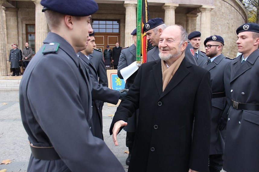 Soldatinnen und Soldaten vereidigt