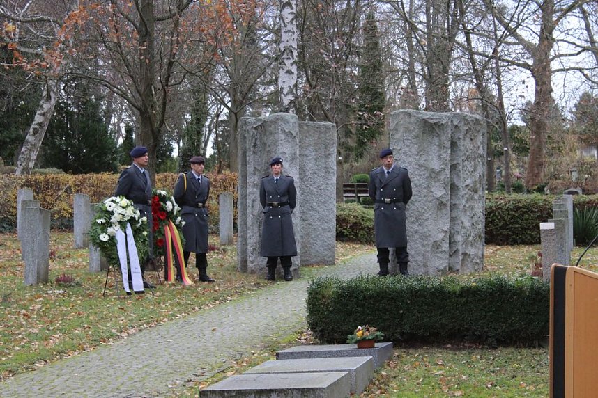 Der Opfer von Gewalt und Kriegen gedacht