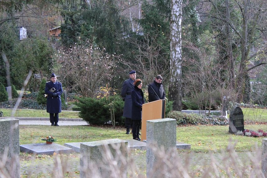 Der Opfer von Gewalt und Kriegen gedacht