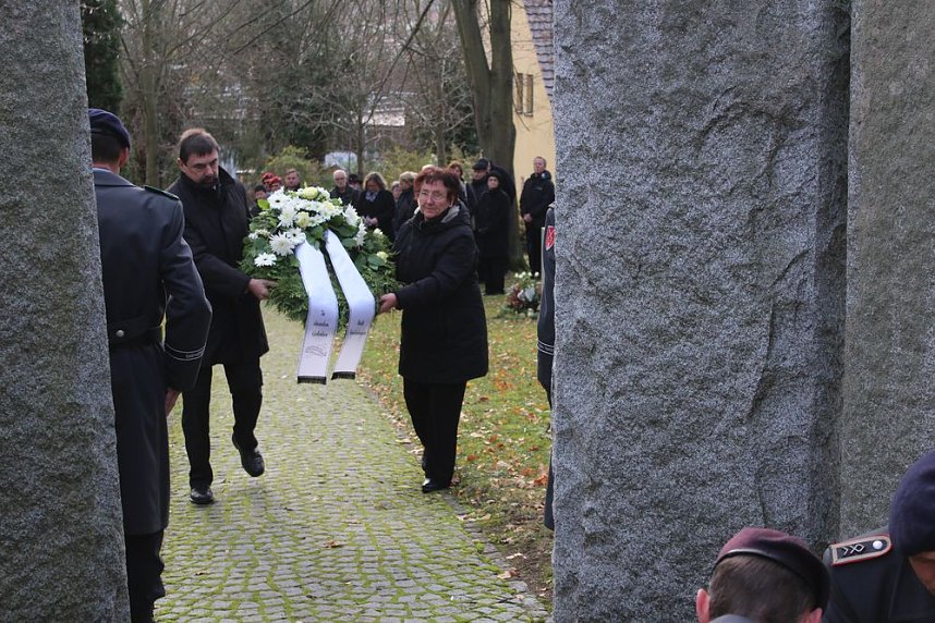 Der Opfer von Gewalt und Kriegen gedacht