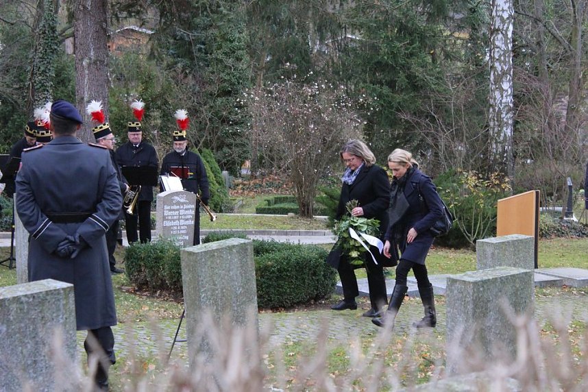 Der Opfer von Gewalt und Kriegen gedacht