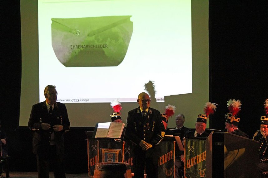 Ehrenarschleder zwei Mal verliehen.