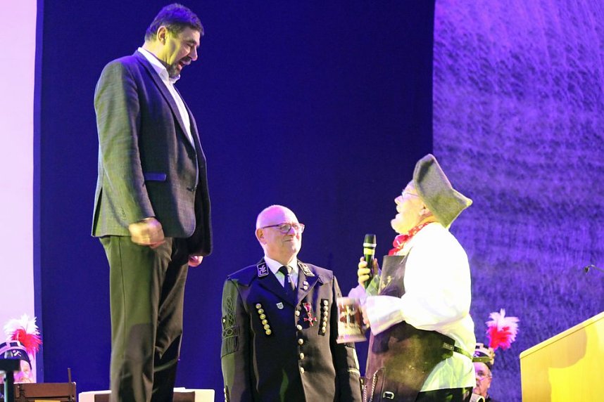 Ehrenarschleder zwei Mal verliehen.