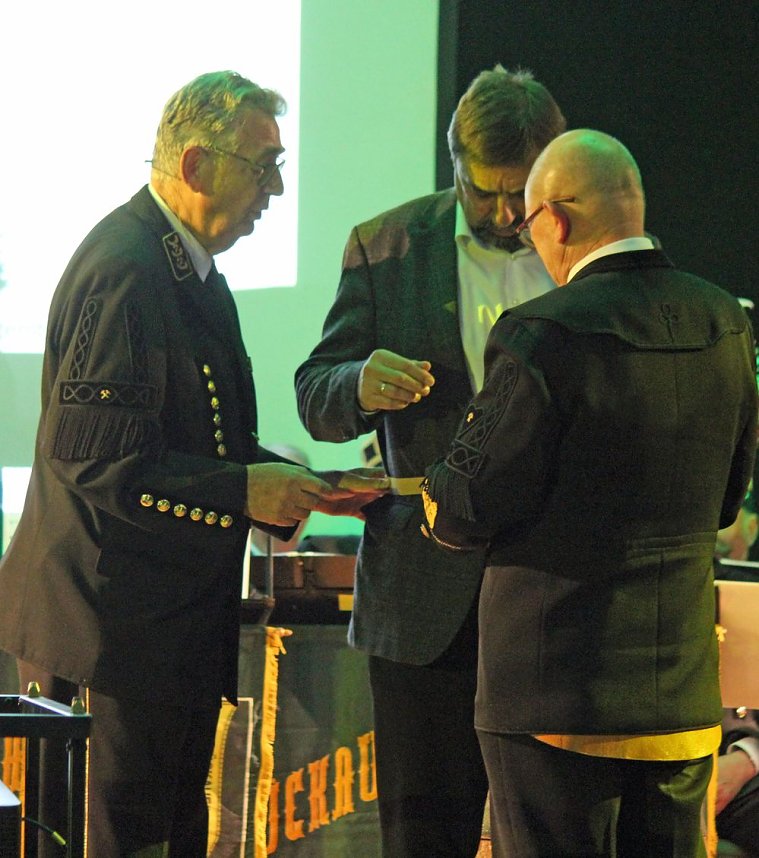 Ehrenarschleder zwei Mal verliehen.