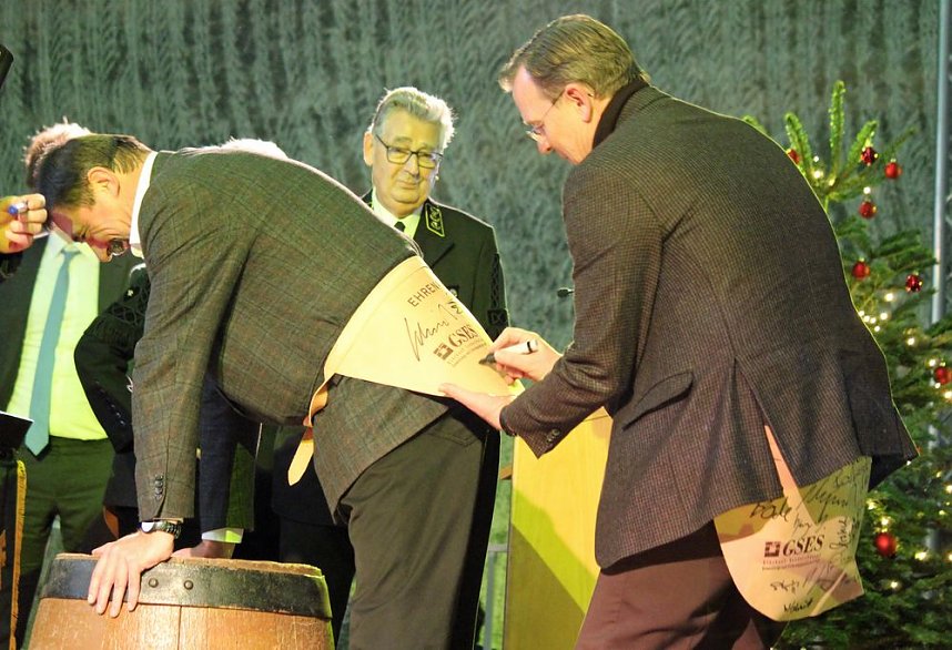 Ehrenarschleder zwei Mal verliehen.