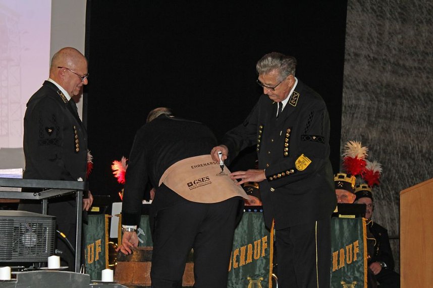 Ehrenarschleder zwei Mal verliehen.