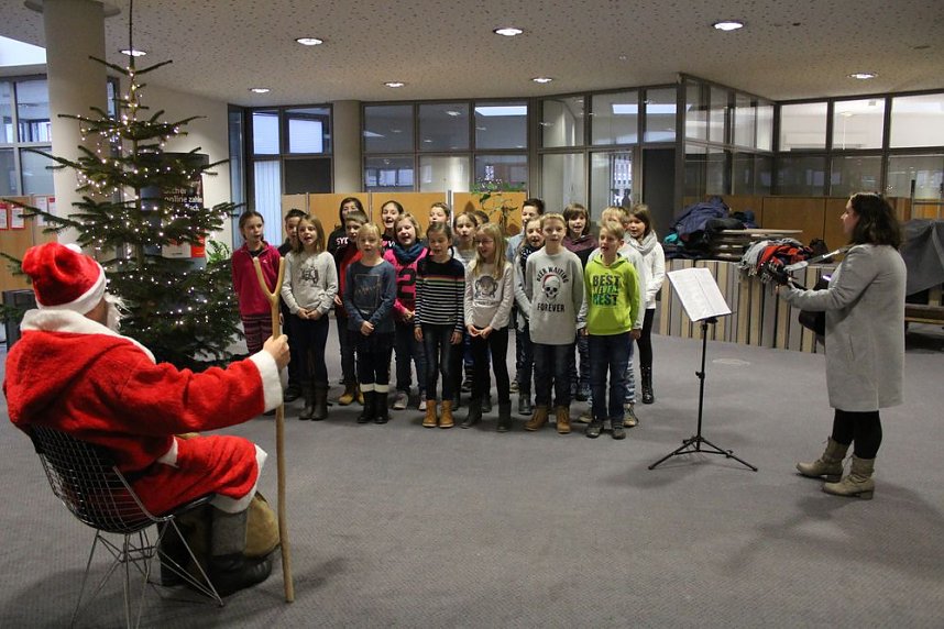 Weihnachtsmann besuchte Sparkasse