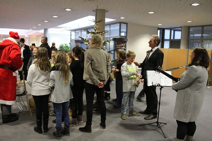 Weihnachtsmann besuchte Sparkasse