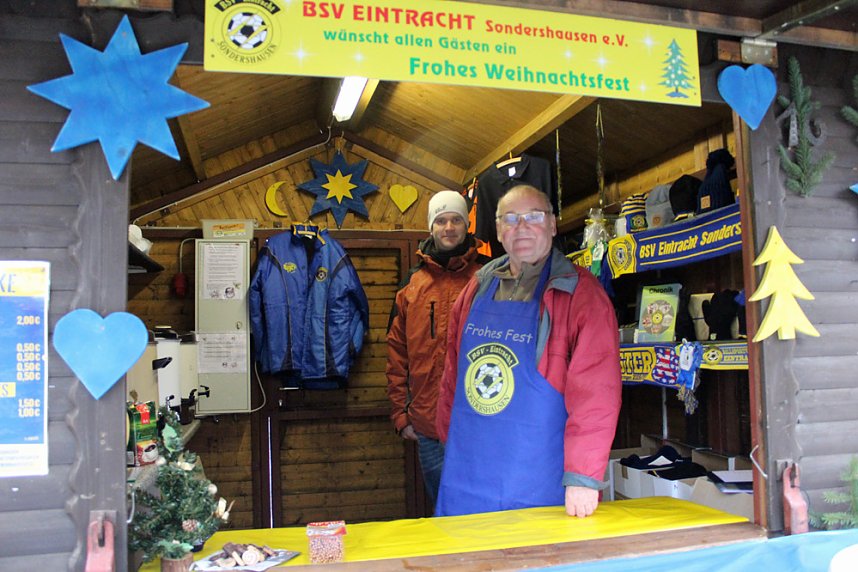 Feuchter Start des Weihnachtsmarkts