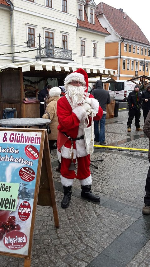 Feuchter Start des Weihnachtsmarkts