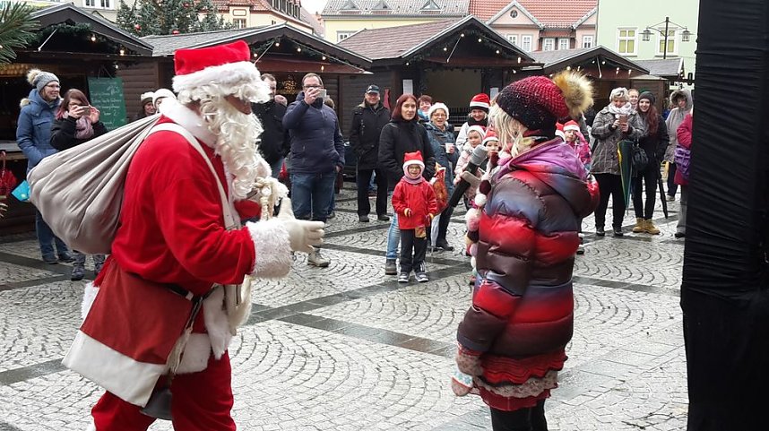 Feuchter Start des Weihnachtsmarkts