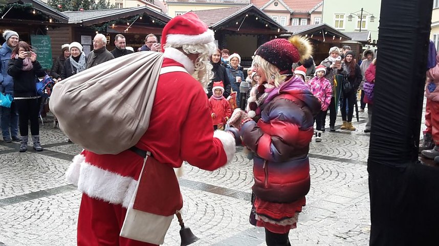 Feuchter Start des Weihnachtsmarkts