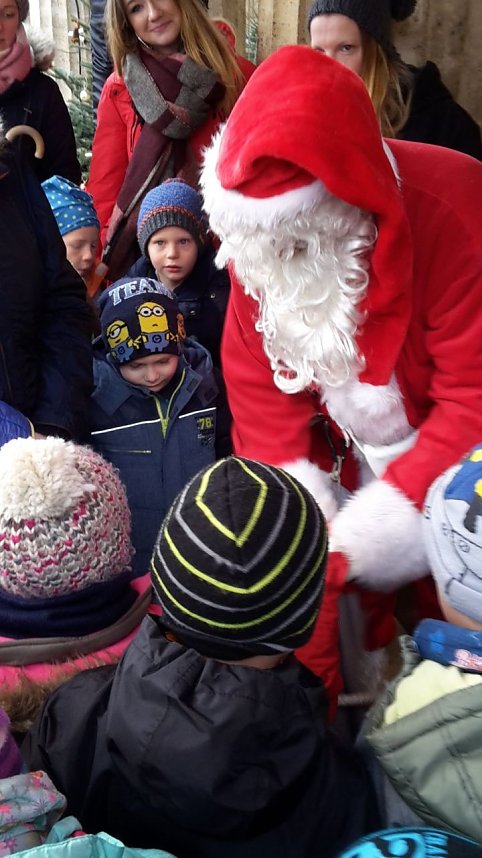 Feuchter Start des Weihnachtsmarkts