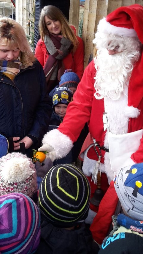 Feuchter Start des Weihnachtsmarkts