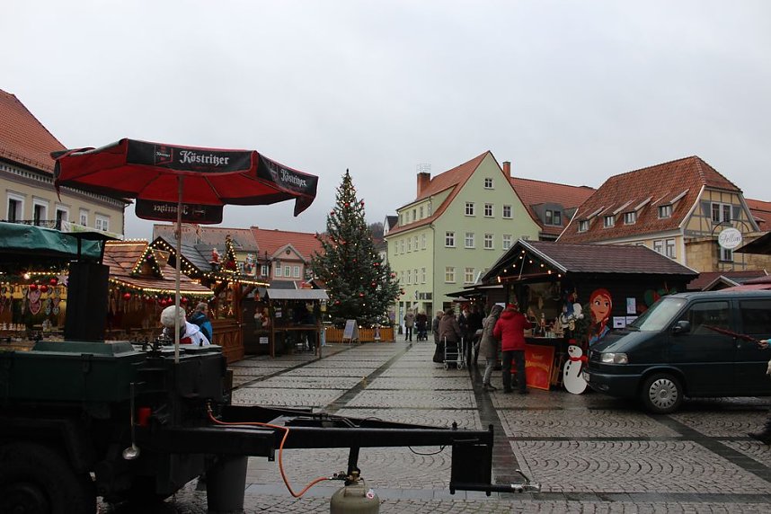 Feuchter Start des Weihnachtsmarkts
