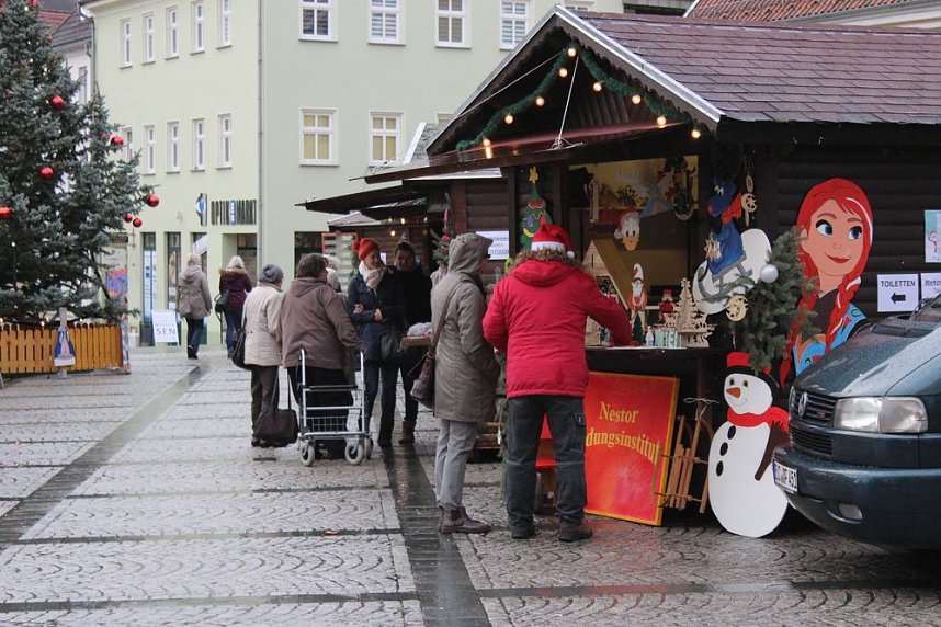 Feuchter Start des Weihnachtsmarkts