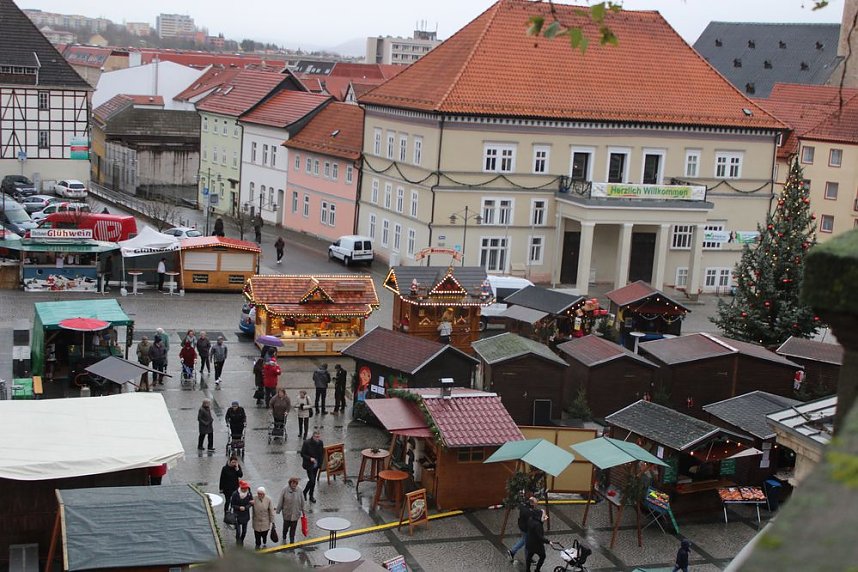 Feuchter Start des Weihnachtsmarkts