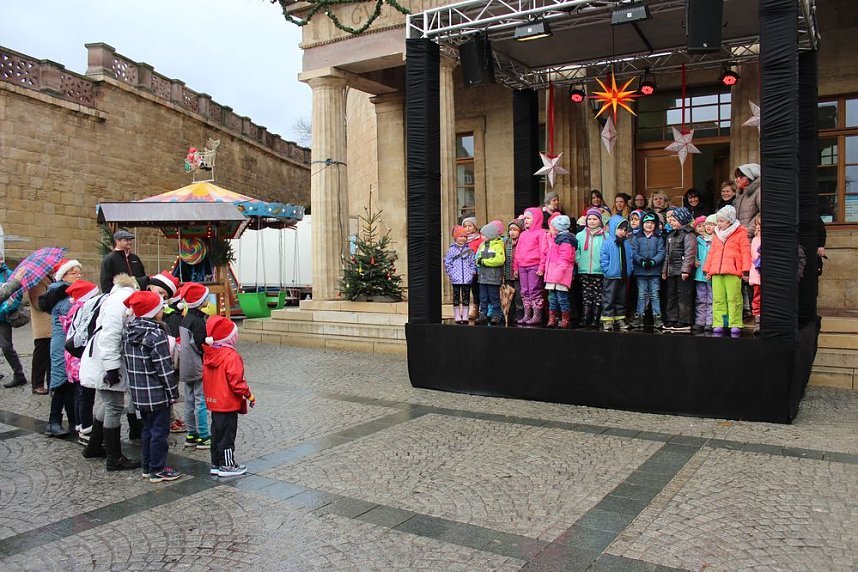 Feuchter Start des Weihnachtsmarkts