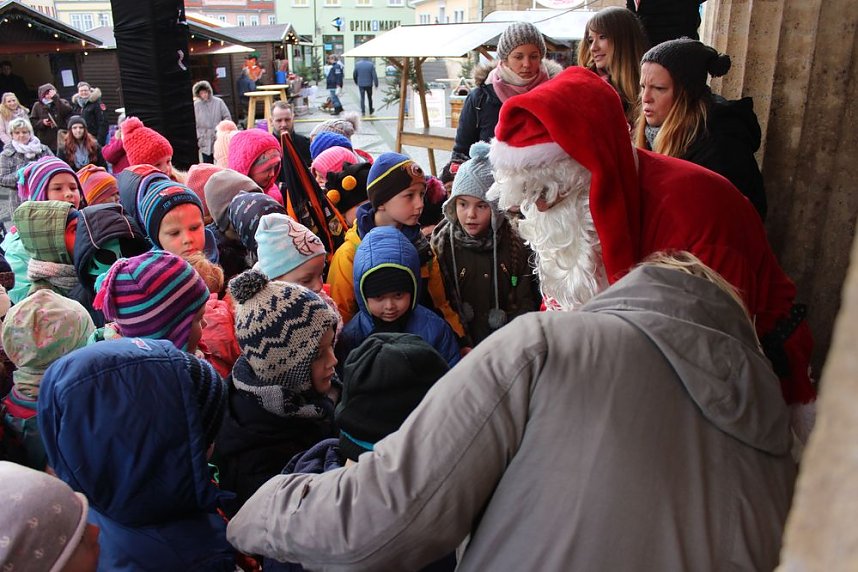 Feuchter Start des Weihnachtsmarkts
