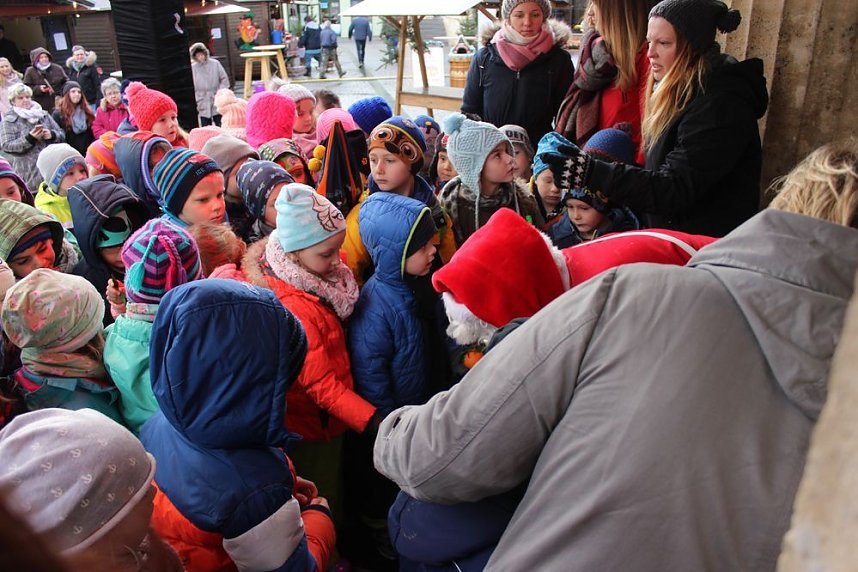 Feuchter Start des Weihnachtsmarkts