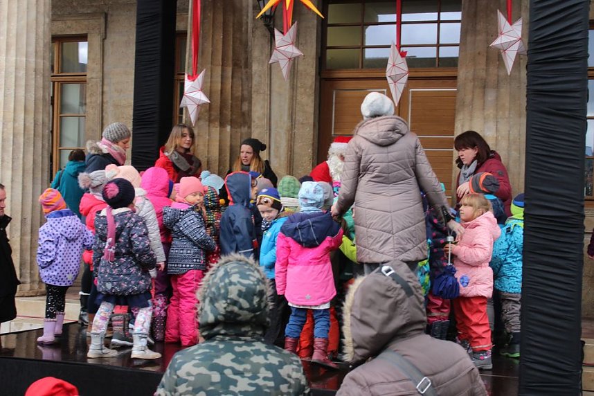 Feuchter Start des Weihnachtsmarkts