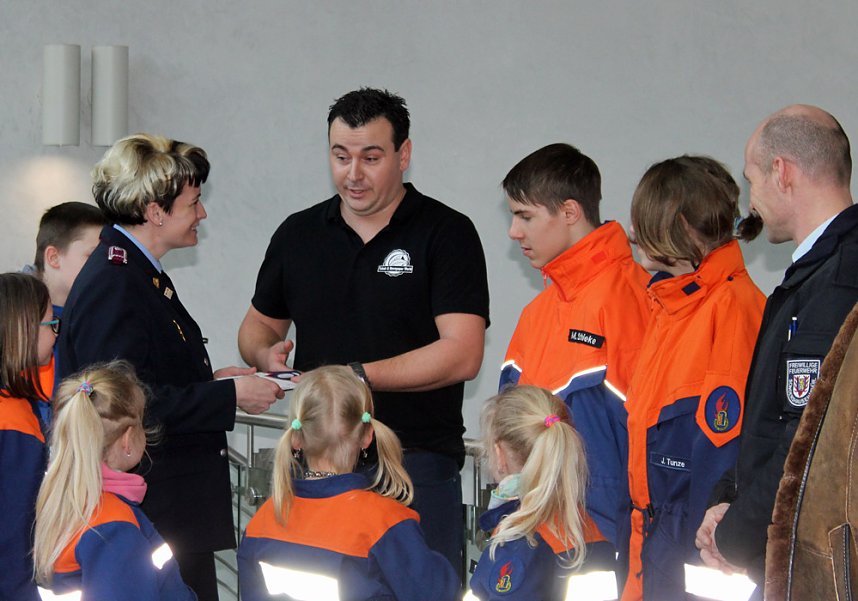 Spende f&uuml;r die Jugendfeuerwehr