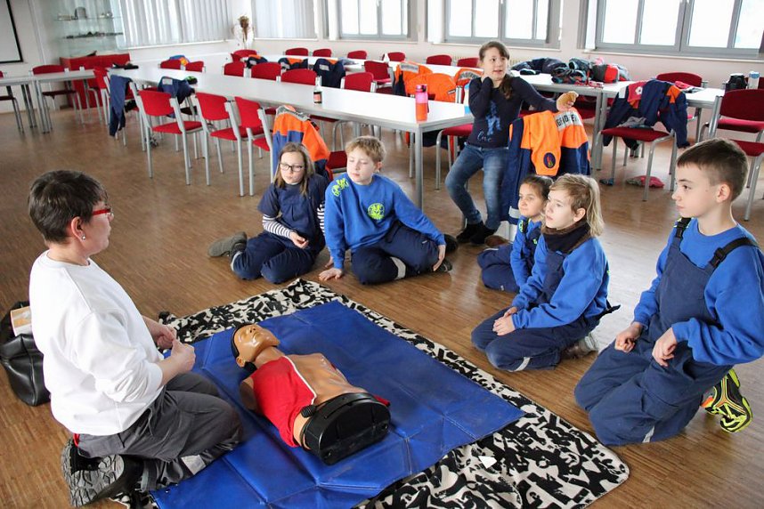 Junge Feuerwehrleute bei DRK-Ausbildung