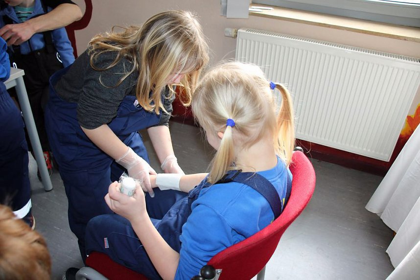 Junge Feuerwehrleute bei DRK-Ausbildung