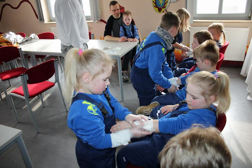 Junge Feuerwehrleute bei DRK-Ausbildung