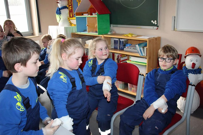 Junge Feuerwehrleute bei DRK-Ausbildung