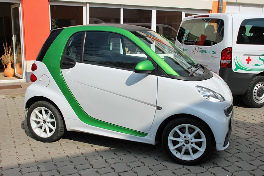 DRK mit E-Auto zum Testen