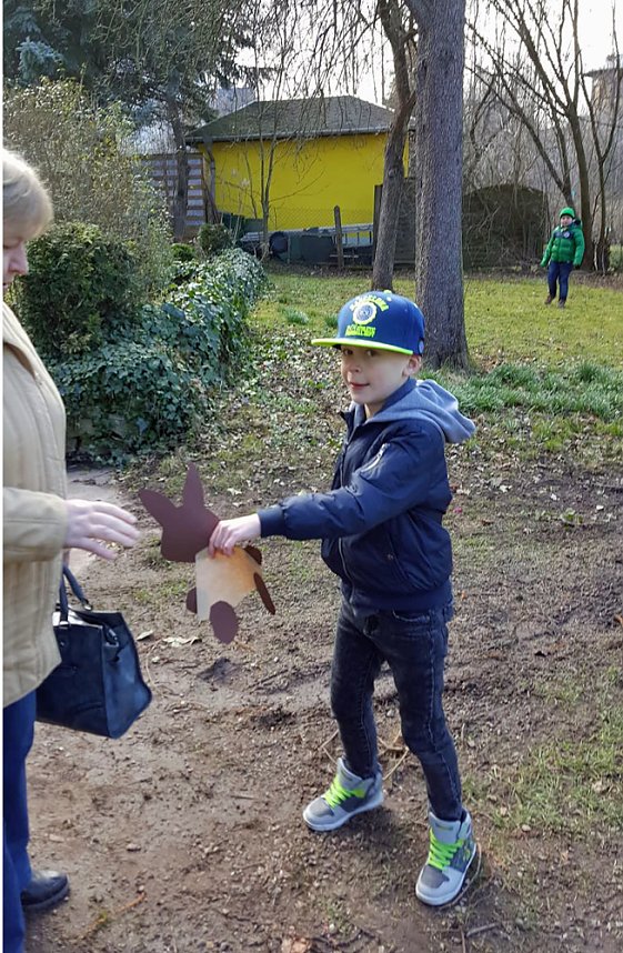 Ostereiersuche im Pfarrgarten.